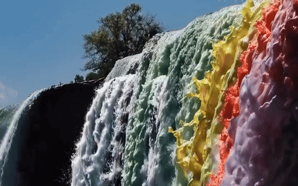 Prompt:尼亚加拉瀑布的彩色涂料代替水